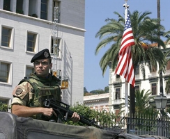 Un soldato americano di guardia al Consolato degli Stati Uniti a Napoli.