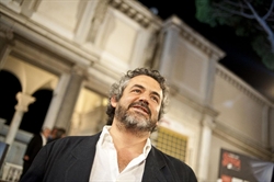 Edoardo Nesi è nato a Prato nel ’64. Dopo aver condotto l’azienda di famiglia, si è dedicato alla scrittura.