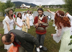 Processione dei membri della setta guidata da Vissarion, che si è proclamato un nuovo Cristo, nel villaggio di Petropavlovka (Siberia).