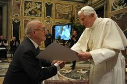 Manlio Simonetti riceve il premio da Benedetto XVI