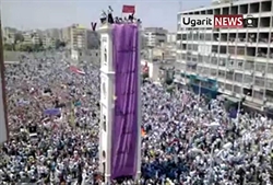 Un fermo immagine tratto da un video del sito Ugartinews, del 1° luglio scorso. Centinaia di migliaia di manifestanti si sono radunati nel centro di Hama, città siriana tra Damasco e Aleppo (Foto Ansa). 