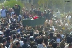 Nell'immagine Reuters: i funerali di una vittima della repressione in Siria.