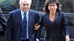 Dominique Strauss Kahn con la moglie Anne Sinclair.