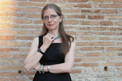 Mariapia Veladiano insegna Lettere a Vicenza. Teologa, collabora con "Il Regno".