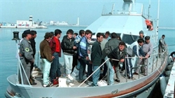 Immigrati in fuga dall'Albania.