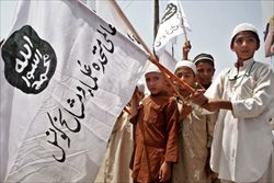 Protesta di bambini musulmani organizzata davanti all'ambasciata degli Stati Uniti a Islamabad, in Pakistan.