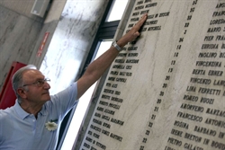 Anniversario strage  stazione di  Bologna: un momento della cerimonia per il 31mo anniversario della strage alla  stazione di  Bologna i parenti delle vittime rendono omaggio alla lapide