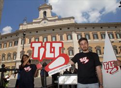 Una manifestazioni di protesta davanti a Montecitorio, a Roma, sede della Camera dei Deputati.