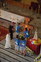 L'arrivo del Crocifisso di San Damiano e della Madonna di Loreto all'interno della chiesa di San Giovanni della Croce.