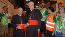 Da sinistra: il cardinale Dionigi Tettamanzi e il cardinale Angelo Scola si avviano a incontrare gli oltre 6.500 giovani milanesi, nel Padiglione 9 della Fiera di Madrid (foto: Severino Marcato).. 