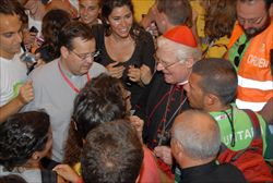 Il cardinale Angelo Scola, arcivescovo eletto di Milano, circondato dai giovani della diocesi ambrosiana che partecipano alla Gmg di Madrid (foto: Severino Marcato).