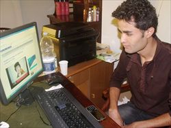 Fathi Ayachi, 20 anni, libico, segue su Internet le notizie dell'assedio dei ribelli a Muammar Gheddafi (foto: Romina Rosolia).