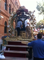 Preparazione della portantina de la "Virgen del la Paloma", a Madrid.