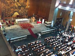 L'interno della grande chiesa di San Giovanni della Croce piena di pellegrini italiani.