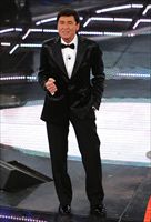 Gianni  Morandi sul palco del teatro Ariston durante la 61a edizione del Festival della canzone italiana, nel febbraio 2011.