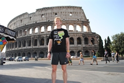 Il maratoneta e insegnante inglese John Dwyer davanti al Colosseo, punto di partenza della sua maratona di beneficenza.