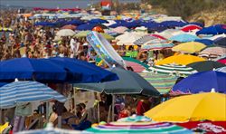 La spiaggia di Torre Vado (Lecce) affollata di turisti.