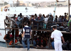 Un momento del maxisbarco a Lampedusa del 22 giugno 2011, di 840 migranti, tra cui 117 donne e 28 minori, tutti stipati su una sola imbarcazione in avaria.