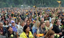 Isola di Utoya, Norvegia: migliaia di persone hanno partecipato a una processione in ricordo delle 76 vittime della doppia strage a opera di Anders Behring Breivik.