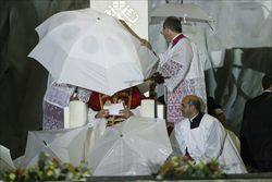 Il Papa viene riparato dalla pioggia