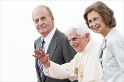 Il Papa all'aeroporto con i Reali di Spagna