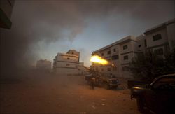 Uno scontro a fuoco tra insorti e le forze fedeli a Gheddafi nel cuore della capitale libica.