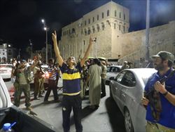  I festeggiamenti dei ribelli dopo la presa di Bab al-Aziziya, il compound di Muammar Gheddafi, in piazza Shuhada, nota come ''piazza Verde ''.