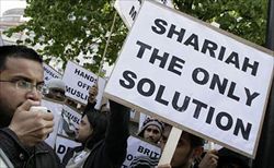 Manifestazione a favore della Sharia in Indonesia.