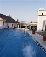 la piscina sul tetto dell'hotel "Casas del Rey de Baeza" a Siviglia.