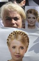 Una manifestante mostra un'immagine dell'ex premier ucraina Yulia Tymoshenko.