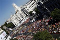 Plaza de la Cibeles, cuore storico di Madrid, piena di giovani per la Messa d'apertura della Gmg (foto: dall'Ufficio stampa della Gmg ).