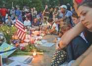 Gli americani raccolti in preghiera per le vittime.