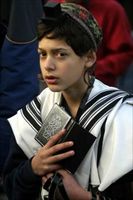 Medio Oriente. La speranza di pace negli occhi delle nuove generazioni. Un ragazzino ebreo davanti alla Knesset, il Parlamento di Israele (foto Ansa).