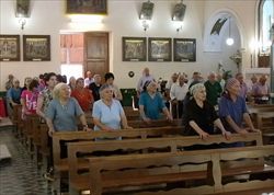 La chiesa di San Cono a Castelcivita, in provincia di Salerno, dove durante le Messe c'è ancora l'usanza di sedersi in banchi separati: a sinistra gli uomini, a destra le donne e i bambini (fotografie di Romina Rosolia).