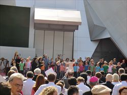 Il momento finale della commemorazione in Marstallplatz con i bambini sul palco a cantare l'inno della pace.