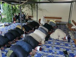 In moschea. Un momento della preghiera dei delegati musulmani.