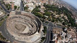 Roma e il colosseo visti dall'alto.
