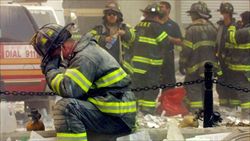 Un pompiere in lacrime a Ground Zero.