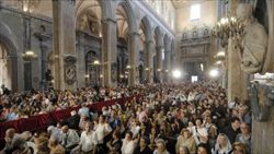 Il Duomo di Napoli affollato di fedeli di San Gennario il 19 settembre.