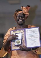 Wangari Maathai al momento della consegna del Premio Nobel, nel 2004 (Foto Ansa) 