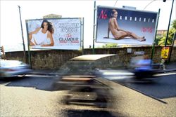 Nel cartellone pubblicitario a destra, la controversa campagna contro l'anoressia di Oliviero Toscani.