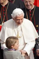 Papa Benedetto saluta una bimba a Friburgo