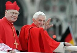 Il nuovo arcivescovo di Milano Angelo Scola insieme con Benedetto XVI.
