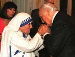 Scalfaro con Madre Teresa di Calcutta (foto Ansa).