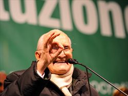 L'ex Presidente della Repubblica Oscar Luigi Scalfaro a un congresso del Pd (foto Ansa).