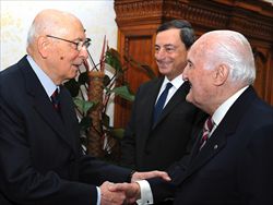 Da sinistra: Giorgio Napolitano, Mario Draghi e Oscar Luigi Scalfaro (foto Ansa).