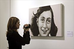 Un quadro dedicato ad Anna Frank.