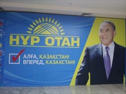 Un manifesto elettorale in favore del partito del presidente Nazarbayev (foto: Gausta Speranza).