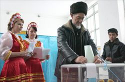 Cittadini al seggio in Kazachistan (foto: Ansa).