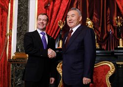 Il presidente russo Dmitry Medvedev (a sinistra) accoglie a Mosca, al Cremlino, il presidente del Kazakhistan (fonte: Ansa). Nursultan Nazarbayev